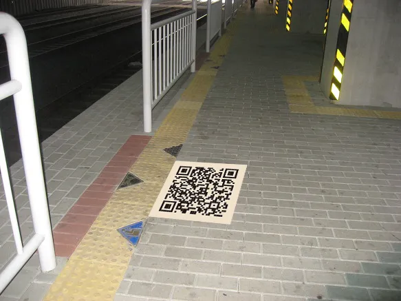 전철 승강장 바닥 QR코드 편집후